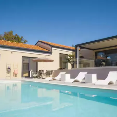 アパート In Paradise With Heated Pool ラビン